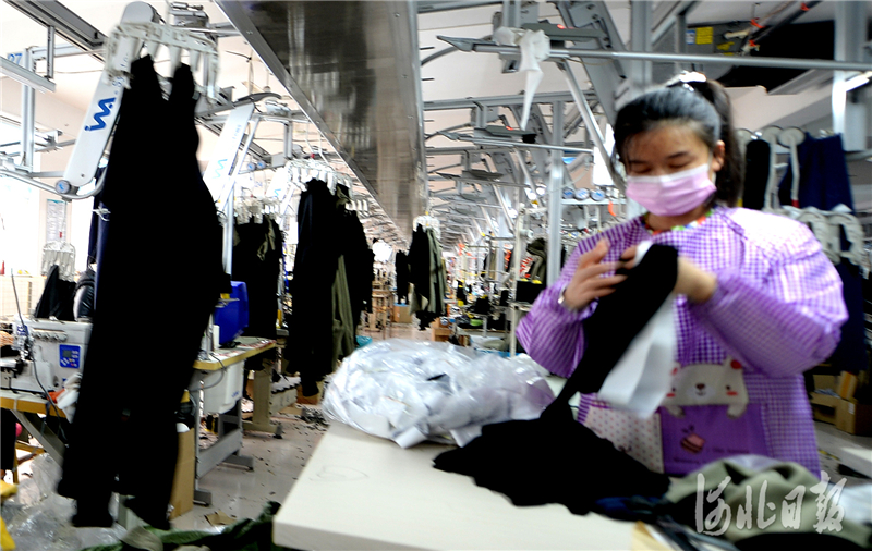 河北肃宁:打造针纺服装名城 加工服装